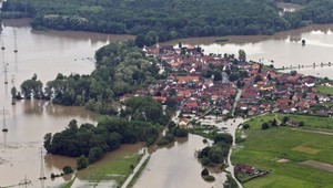 Hrozí ekologická katastrofa, pri chemičke sa pretŕháva hrádza!