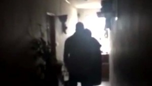 Agresívny policajt vrieska po svojich susedách, tie sa ho boja