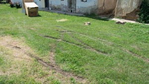 Tragédia na dvore rodinného domu. Muža (70) zavalila latrína