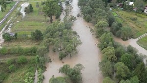 Povodeň odrezala obyvateľov Kysúc od ich domov, provizórna cesta vedie cez divočinu