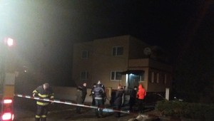 Smrť na dvore rodinného domu. Polícia našla muža v kaluži krvi