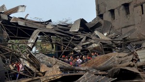 Výbuch v závode zabil najmenej šesť ľudí: Záchranári prehľadávajú trosky