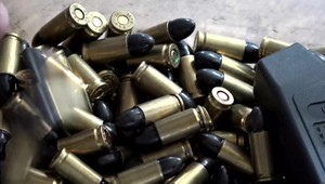 Tragédia na dvore domu: Starší muž sa údajne zastrelil synovou zbraňou