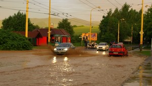 tvojenoviny: Malý potôčik v Žiline zaplavil parkoviská
