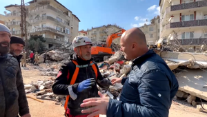 TV JOJ v Turecku: Do zničených miest vozia organizácie tisícky kusov chleba, vodu a oblečenie