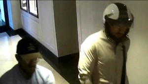 Lupiči, ktorí pred rokom vykradli luxusné hodinárstvo, dodnes polícii unikajú. Vyšetrovanie pokračuje