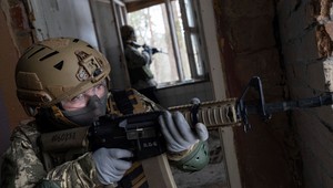 970. deň na Ukrajine: Ruské rakety zasiahli mesto a zranili 17 ľudí