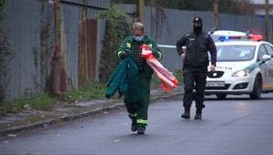 Unikajúci plyn bolo cítiť na desiatky metrov. Policajti uzavreli v Humennom celú ulicu