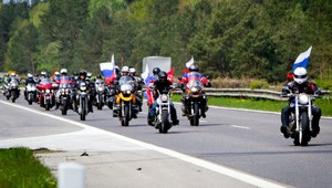 Putinovi motorkári položili veniec na Slavíne