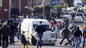 Poliaci vyčíňali v Belfaste, po bitkách zaútočili aj na políciu