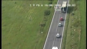 Policajné hliadky číhajú na vodičov už aj zo vzduchu