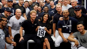 Harry a Meghan vyrazili na baseball. Dostali rozkošné darčeky pre Archieho