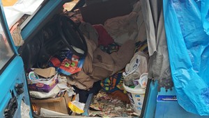 Takmer 80-ročná žena prežívala štyri roky v aute bez kúrenia. Pomoc prišla na poslednú chvíľu