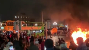 Policajti zadržali 34 ľudí, jeden z policajtov je vážne zranený. Hrozia pokračujúce nepokoje