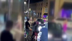 VIDEO: Nahý muž pobehoval v noci po rušnej ulici. Dokonca napadol policajta