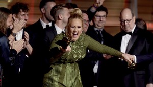 Adele dominovala udeľovaniu cien Grammy s 5 trofejami, 4 získal Bowie