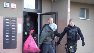 Tri osoby v Košiciach a Budimíre odviedla polícia s putami na rukách. Išlo o drogové delikty