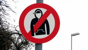 Kuriózna značka v Bratislave. Zákaz nosiť kapucne