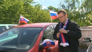 Jojkárskym reportérom ukradli z áut slovenské vlajky