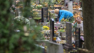 V období dušičiek sa mimoriadne darí vreckárom. Polícia posilní hliadky aj na cintorínoch