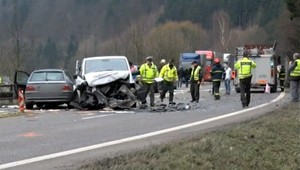 Pod Strečnom sa čelne zrazili autá, nehoda paralyzovala dopravu