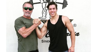 To už áno! Syn Arnolda Schwarzeneggera sa predviedol v otcovej najslávnejšej póze