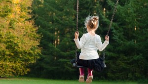 Má dvoch rodičov, no nebýva ani u jedného z nich. Pre spor rodičov musí dievčatko žiť polroka v krízovom centre