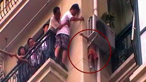 Chlapček (3) vypadol z balkóna, zachránila ho klimatizácia