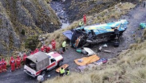 Tragický pád autobusu z kopca si vyžiadal najmenej 16 mŕtvych a desiatky zranených