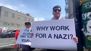 Muskova rola vo vláde rozdelila verejnosť. Predajne Tesly zaplavili protestujúce davy