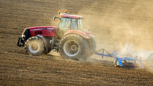 Nešťastie pri Bardejove. Chlapcovi (1) amputoval časť ruky traktor