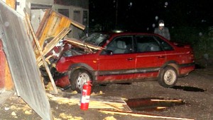 Auto riadil len 13-ročný chlapec, zdemoloval garáž!
