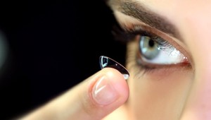 Prestaňte jesť kontaktné šošovky! Že ich nejete? Omyl