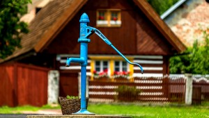 Nejaký sviniar nám znečistil studňu naftou, hovoria dedinčania