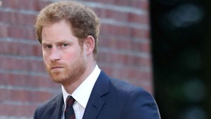 Paparazzi fotili umierajúcu matku. Nepomohli jej, hnevá sa princ Harry