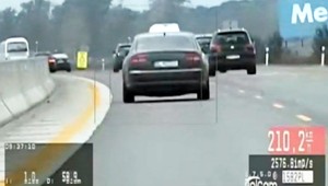 Cestný pirát išiel vyše 200 km/h, ponáhľal sa na toaletu