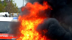 VIDEO: Diaľnica D1 bola smerom do Žiliny uzavretá. Vypukol požiar kamióna