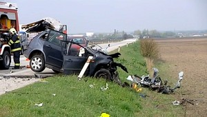 Zrážku s kamiónom neprežil mladý muž v aute