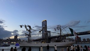 Do Brooklynského mosta narazila loď mexického námorníctva, hlásia dve obete