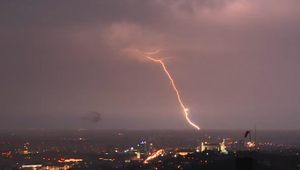 Meteorológovia varujú pred búrkami. V týchto regiónoch hrozia silné lejaky aj s krúpami