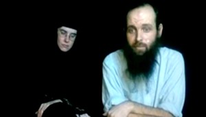 Manželom sa v zajatí Talibanu narodili tri deti. Po piatich rokoch sú voľní