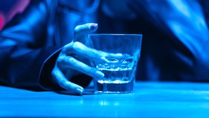 Susedia zavádzajú zákazy, Slovensko váha. Čakajú nás zmeny pri alkohole?