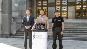 Po sérii vyhrážok schválila Slovenská vláda plán vybaviť školy kamerami