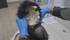 Pašerák využil špeciálny styling: Kokaín ukryl priamo pod tupé