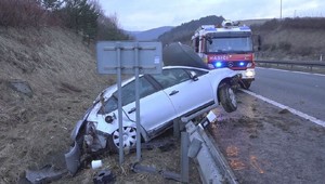 Zrejme dostal šmyk a vyletel z diaľnice. Auto skončilo vo zvodidlách