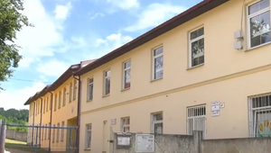 Škola bude deti vyučovať na zmeny ako vo fabrike. Nedostali peniaze z plánu obnovy