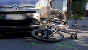 Vodič osobného auta nedal prednosť cyklistovi. Ten skončil pod kolesami auta