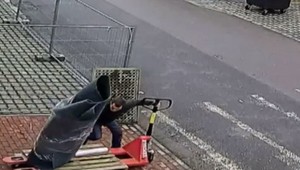 Jeho snaha vyšla navnivoč. Zlodejovi sa súboj s ťažkou váhou nevyplatil