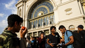 Maďarská armáda začala stavať plot proti utečencom