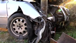 Alkohol za volantom opäť úradoval. Auto ostalo po nehode úplne zdemolované